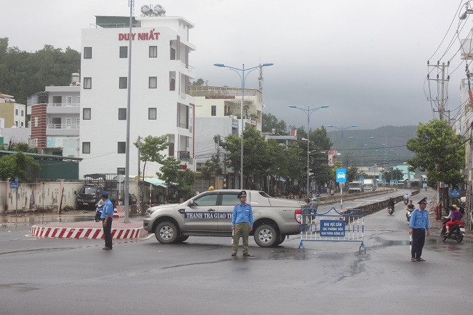 Thanh tra giao thông đặt biển cấp và điều tiết giao thông không cho phương tiện đi vào Đại lộ Nguyễn Tất Thành.