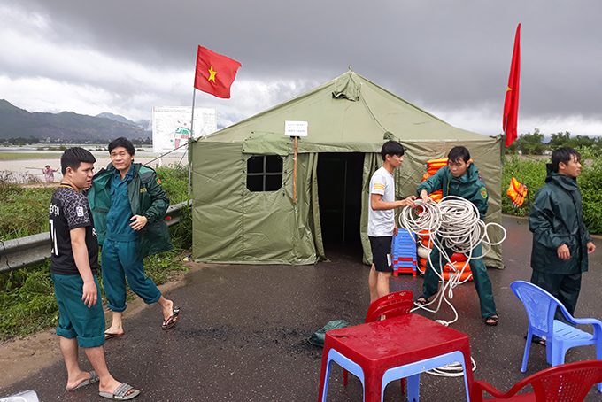 Lực lượng xã Diên Thạnh căng lều bạt trực chiến tại cầu Suối Dầu Lực lượng xã Diên Thạnh căng lều bạt trực chiến tại cầu Suối Dầu 