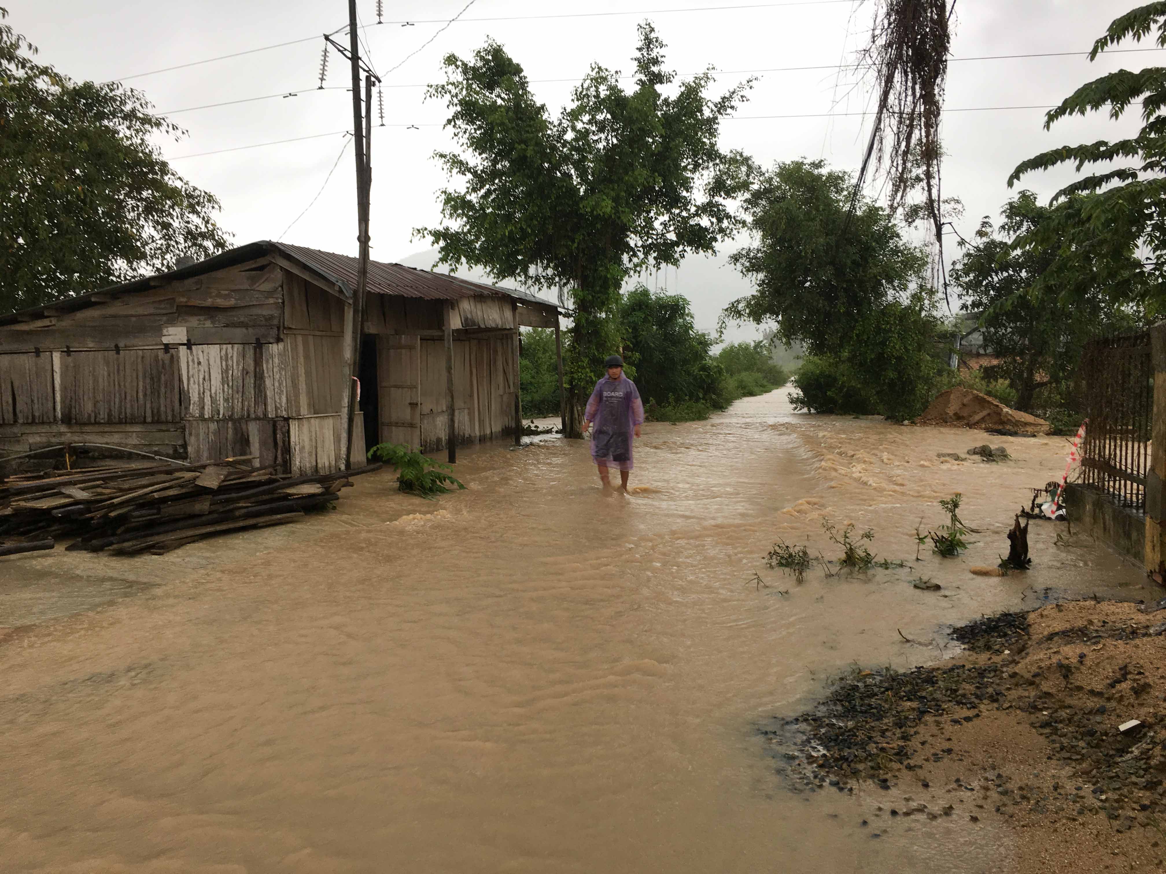 Cam Lâm: Nhiều nhà dân có nguy cơ sập