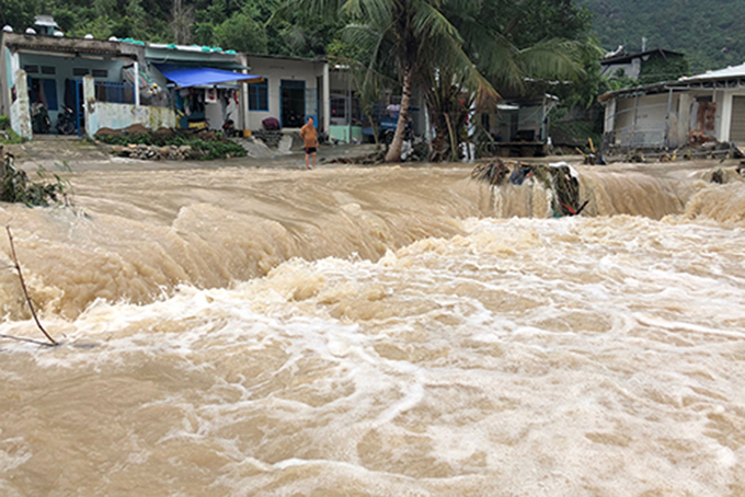 Khu vực đường liên thôn Phước Tân bị chia cắt do nước lớn chảy từ hồ Kênh Hạ xuống