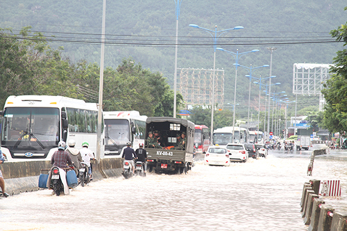 Đường Nguyễn Tất Thành đi qua thôn Phước Trung bị ngập nặng