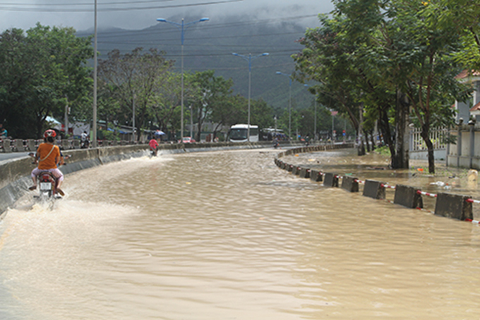 Đường Nguyễn Tất Thành đi qua thôn Phước Hạ bị ngập
