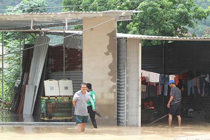 Người dân thôn Phước Hạ cho biết lúc 6 giờ sáng cùng ngày nước ngập vào nhà cao hơn 1mét