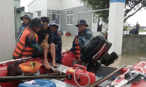 Lực lượng quân đội giúp dân ứng phó mưa lũ ở Khánh Hòa