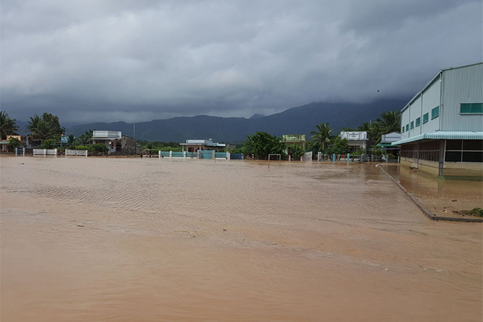 Mưa lớn gây ngập nặng ở Cam Thịnh Đông, Cam Ranh