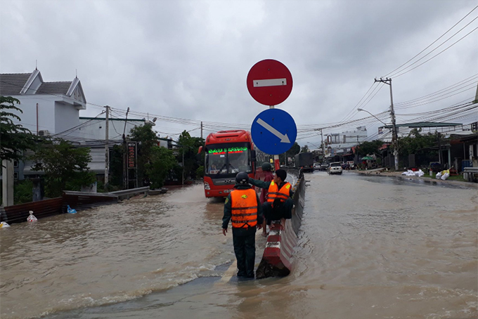 Dân quan phường Cam Nghĩa hướng dẫn các phương tiện lưu thông trên Quốc lộ 1