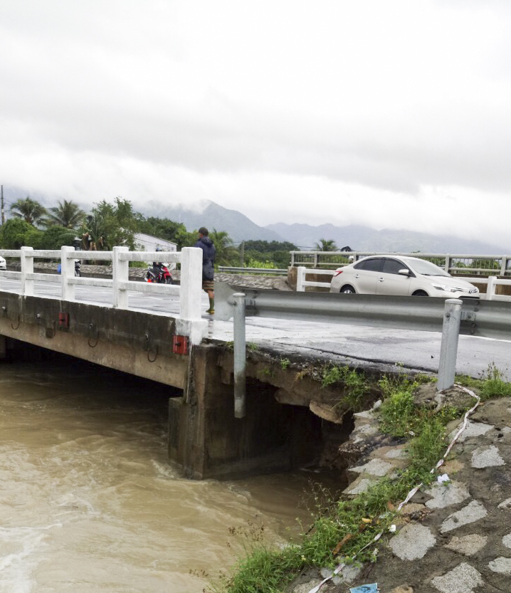 Cận cảnh xói lở càu Bãi Giếng.