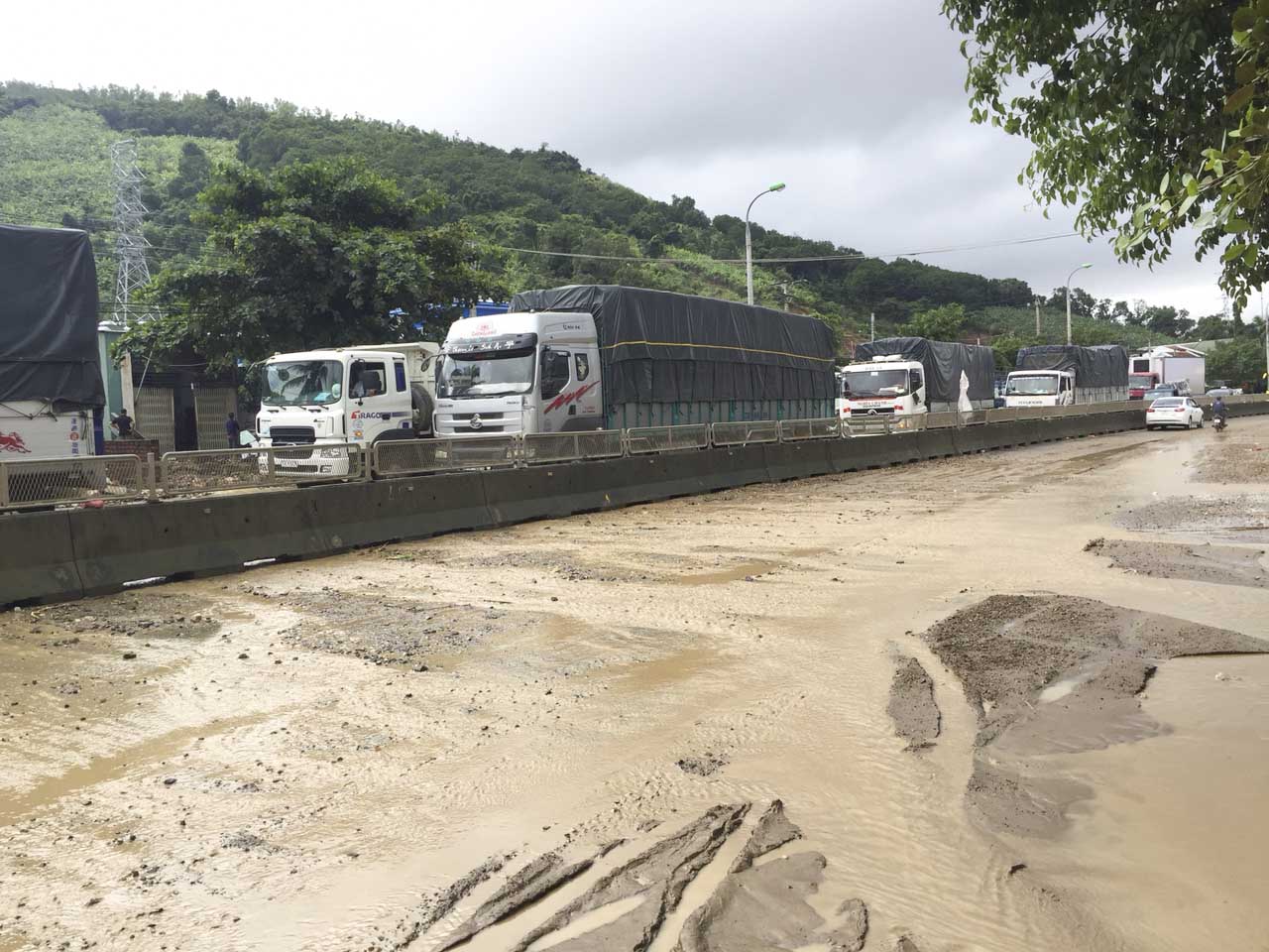 Đất đá trôi xuống mặt đường Quốc lộ 1 xã Vĩnh Phương, Nha Trang.