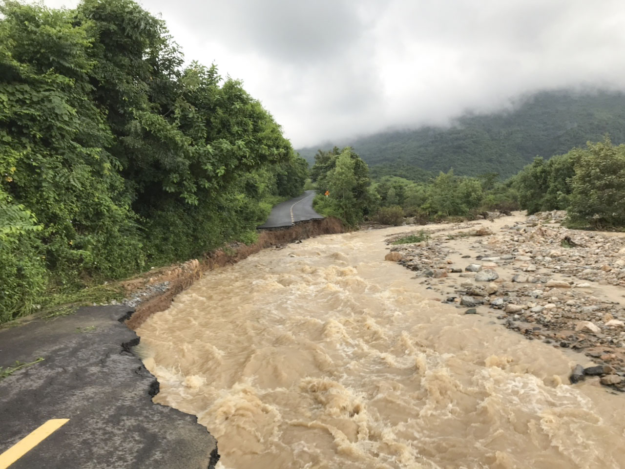Sạt lở kinh hoàng ở Tỉnh lộ 9