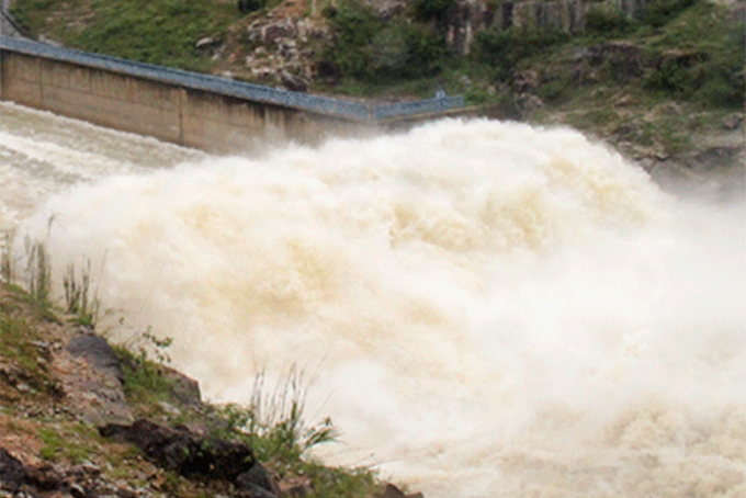 Đừng đẩy cái khó cho người khác