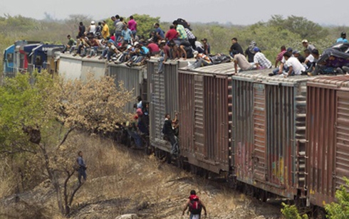 Số lượng người nhập cư từ Mexico vào Mỹ tăng mạnh. (Ảnh: AP)