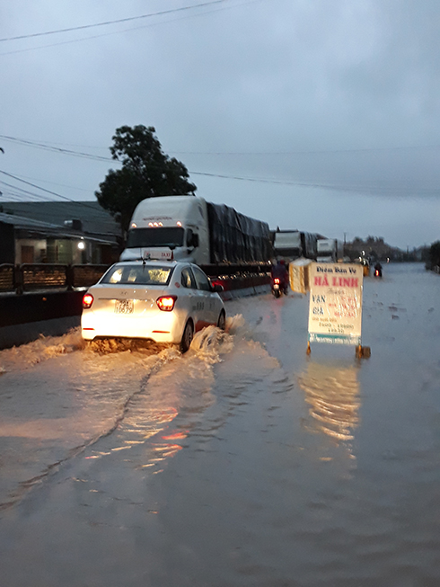 Diên Khánh vẫn đang mưa lớn, nhiều nơi bị chia cắt