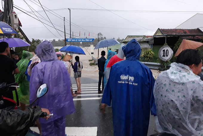 Nhiều người bị nước lũ chia cắt không về được nhà