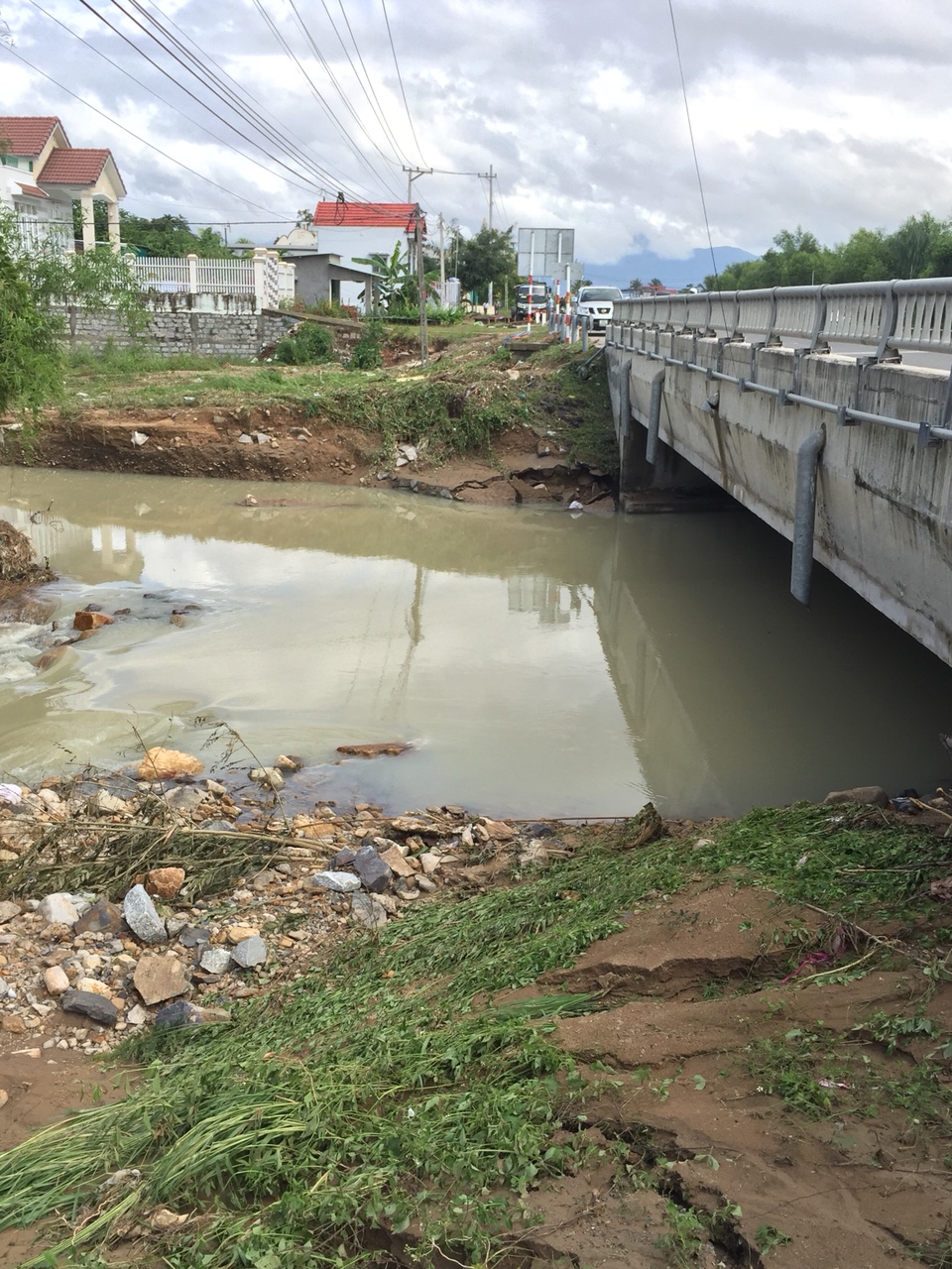 Khu vực chân cầu Suối Đá mới cũng xuất hiện xụt lún.