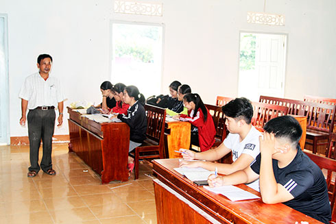 Lớp học bổ túc cấp III trên đảo Bình Ba.   