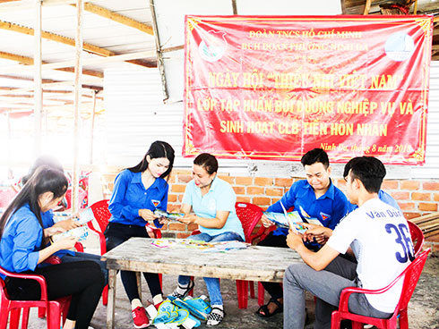 Vị thành niên, thanh niên tham gia sinh hoạt  tại Câu lạc bộ Tiền hôn nhân Ninh Đa, thị xã Ninh Hòa.