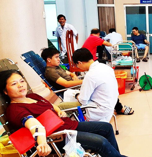 Người dân TP. Nha Trang tham gia  hiến máu tình nguyện. 