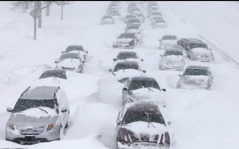 Bão tuyết Mỹ làm hơn 1.240 chuyến bay bị hủy, du khách mắc kẹt