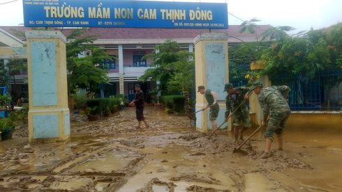 Cán bộ, chiến sĩ giúp trường học dọn dẹp bùn đất sau mưa lũ