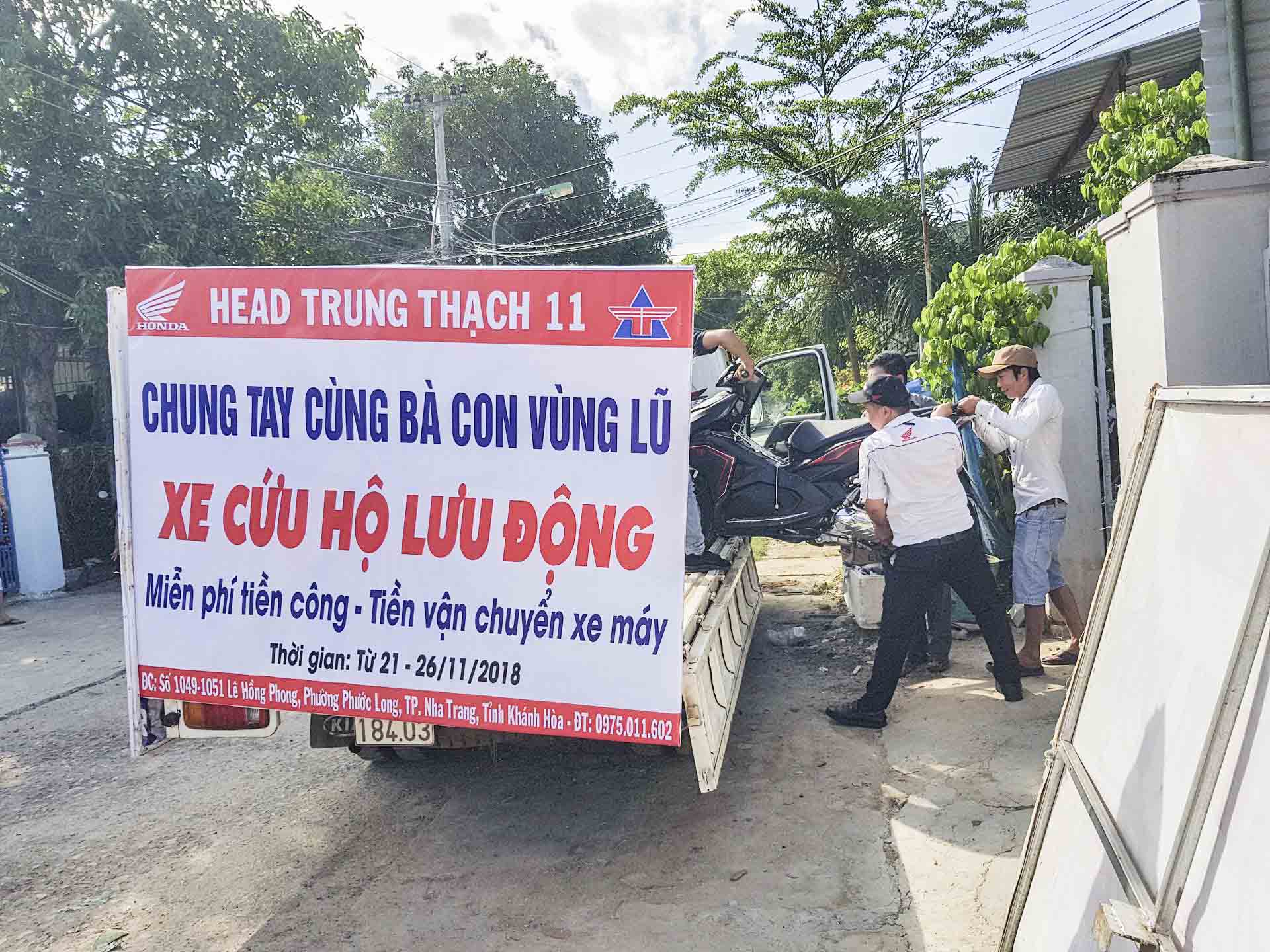 Sửa xe máy miễn phí cho người dân vùng lũ