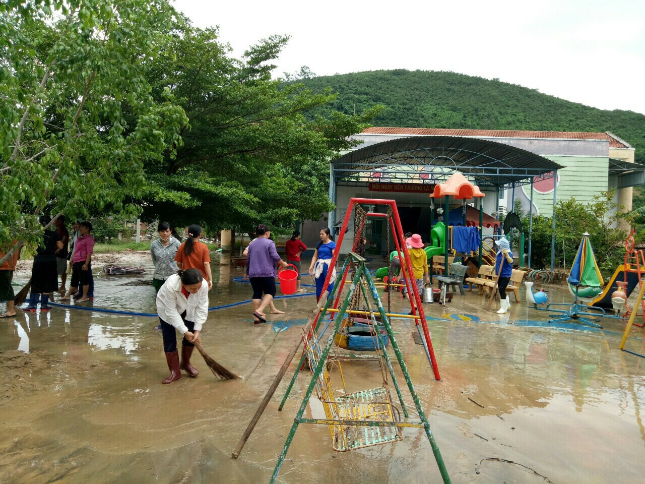 Các cán bộ, giáo viên Trường Mầm non Phước Đồng dọn dẹp tại điểm trường Phước Thượng. 