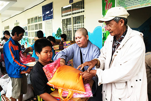 Trao hơn 200 suất quà cho người dân xã Phước Đồng