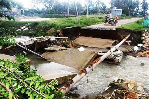 Cam Ranh: Nhiều tuyến đường giao thông bị xói lở