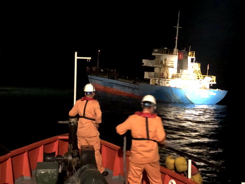 Tàu hàng va đá ngầm, 3 thuyền viên rơi xuống biển