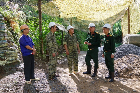 Đại tá Ngô Quang Trung (thứ hai từ phải qua) kiểm tra tại đơn vị.