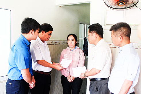 Đồng chí Nguyễn Tấn Tuân thăm hỏi gia đình có người bị chết  tại phường Vĩnh Trường. 