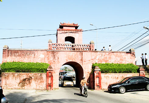 Một cổng của Thành cổ Diên Khánh.    