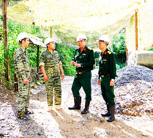 Đại tá Ngô Quang Trung (thứ hai từ phải qua) kiểm tra tại đơn vị.