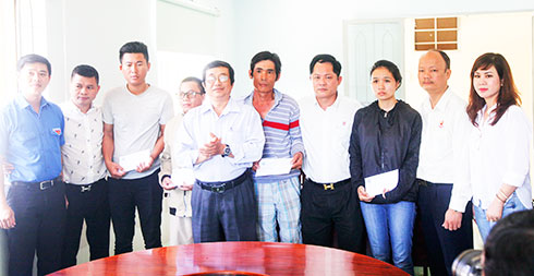 Hội Doanh nhân trẻ tỉnh trao tiền hỗ trợ cho các gia đình bị thiệt hại.