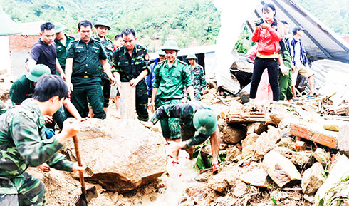 Lực lượng Bộ đội Biên phòng tỉnh tìm kiếm người mất tích tại xã Phước Đồng sau trận lũ ngày 18-11.