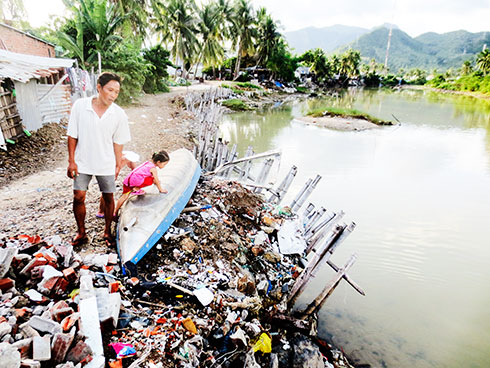 Bờ ngâm Văn Đăng (xã Vĩnh Lương): Bao giờ được kiên cố hóa?