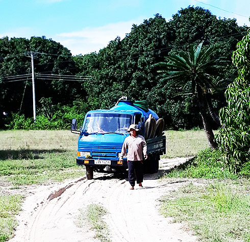 Xe chở phân hầm cầu phát hiện sáng 28-11.