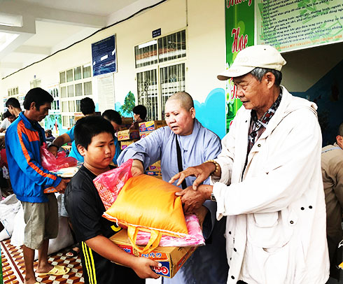 Những phần quà trao tận tay người dân bị thiệt hại do mưa bão.