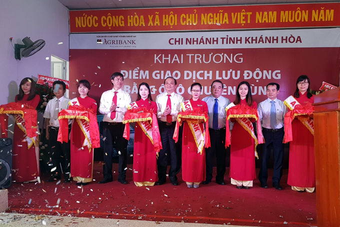 Khai trương điểm giao dịch lưu động bằng ô tô chuyên dùng