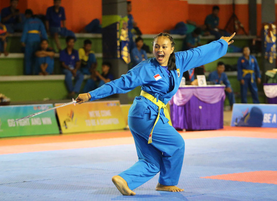Nữ võ sĩ Indonesia đang thi triển kiếm pháp.