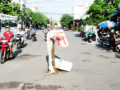 Hai hố nguy hiểm giữa đường