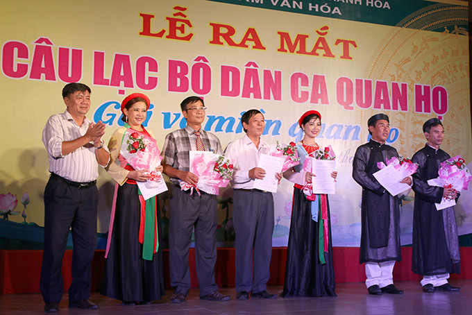 Lãnh đạo Trung tâm Văn hóa tỉnh Khánh Hòa trao quyết định cho các thành viên Ban chủ nhiệm CLB dân ca Quan họ.