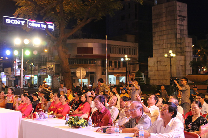 Nhiều khán giả yêu mến dân ca Quan họ đã đến xem đêm văn nghệ. 