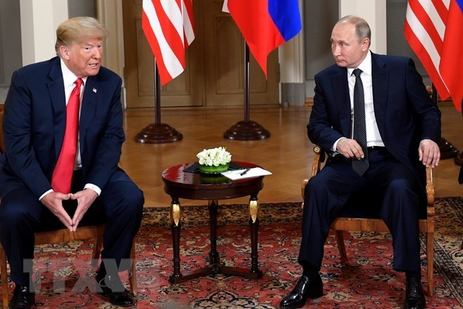 Tổng thống Mỹ Donald Trump (trái) và Tổng thống Nga Vladimir Putin trong cuộc gặp thượng đỉnh tại Helsinki, Phần Lan ngày 16/7. (Nguồn: THX/ TTXVN)