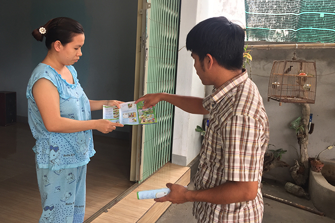 Phát tờ rơi hướng dẫn người dân phòng bệnh sau mưa lũ ở xã Cam Tân