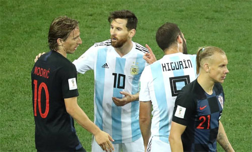 Modric và Messi từng đối đầu nhau ở World Cup, trận đấu mà Croatia thắng Argentina 3-0. Ảnh: Reuters