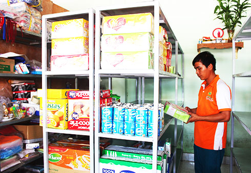 A local buying goods at Khanh Vinh commercial and service center