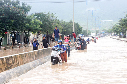  Trong 2 đợt mưa bão vừa qua, tuyến đường Nguyễn Tất Thành  (đoạn thôn Phước Trung) ngập sâu trong nước.