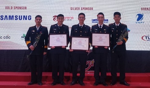 Đội tuyển Olympic của Học viện Hải quân nhận giải tại cuộc thi.