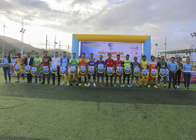 Ban tổ chức tặng cờ lưu niệm cho đại diện các đội bóng tranh tài tại giải.