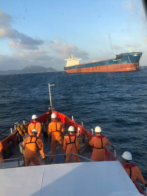 Kịp thời cứu nạn thủy thủ người Philippines bị thương nặng